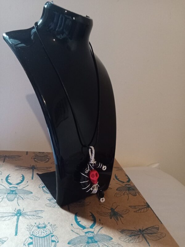 Pendentif demi-lune noire et son skull en Howlite rose, sa bélière en tissage et son collier – Image 8