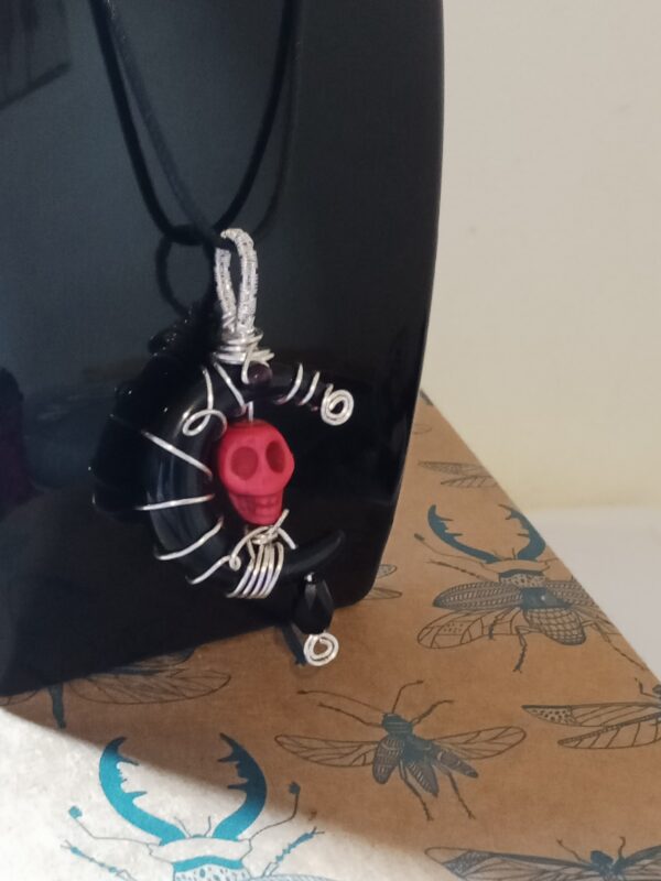 Pendentif demi-lune noire et son skull en Howlite rose, sa bélière en tissage et son collier – Image 12