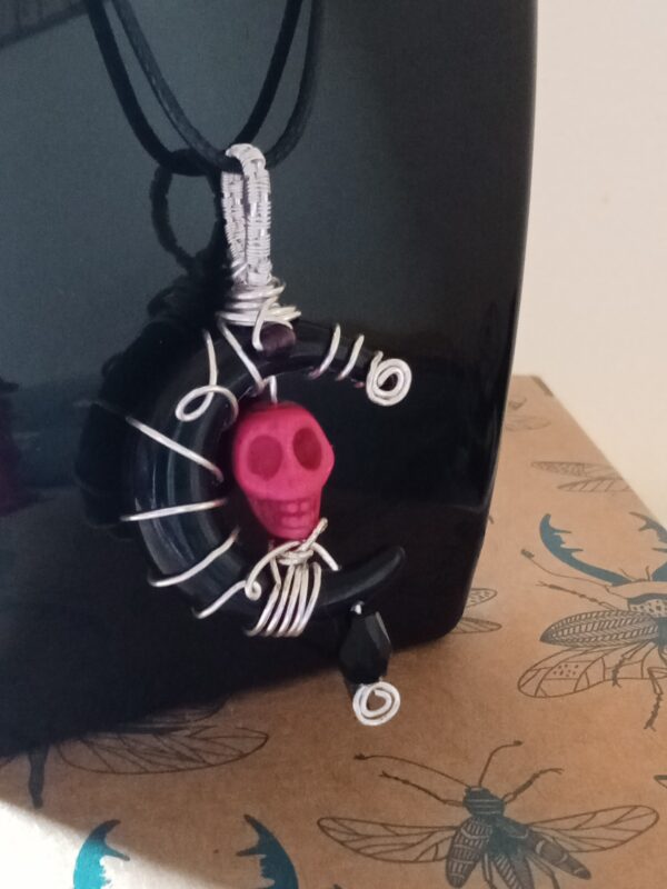 Pendentif demi-lune noire et son skull en Howlite rose, sa bélière en tissage et son collier – Image 9