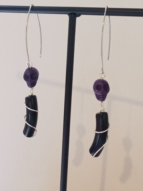 Paire de boucles d'oreilles minimalistes avec leurs perles incurvées noires et leurs skull en Howlite – Image 4