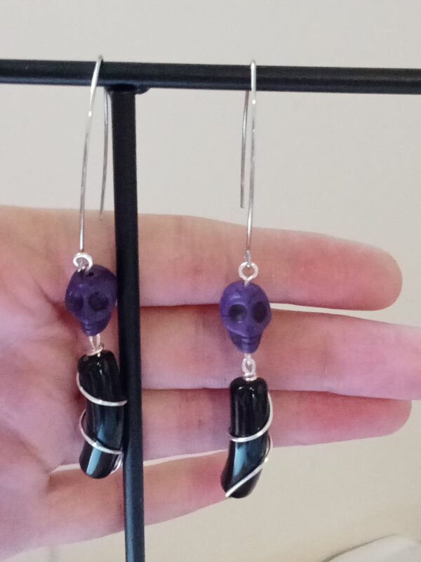 Paire de boucles d'oreilles minimalistes avec leurs perles incurvées noires et leurs skull en Howlite – Image 8