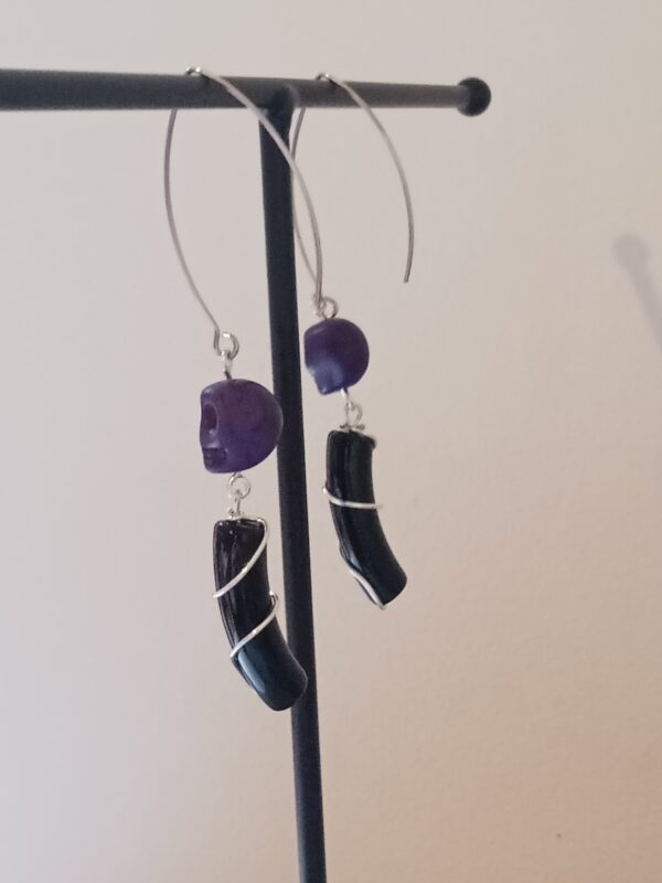 Paire de boucles d'oreilles minimalistes avec leurs perles incurvées noires et leurs skull en Howlite – Image 7