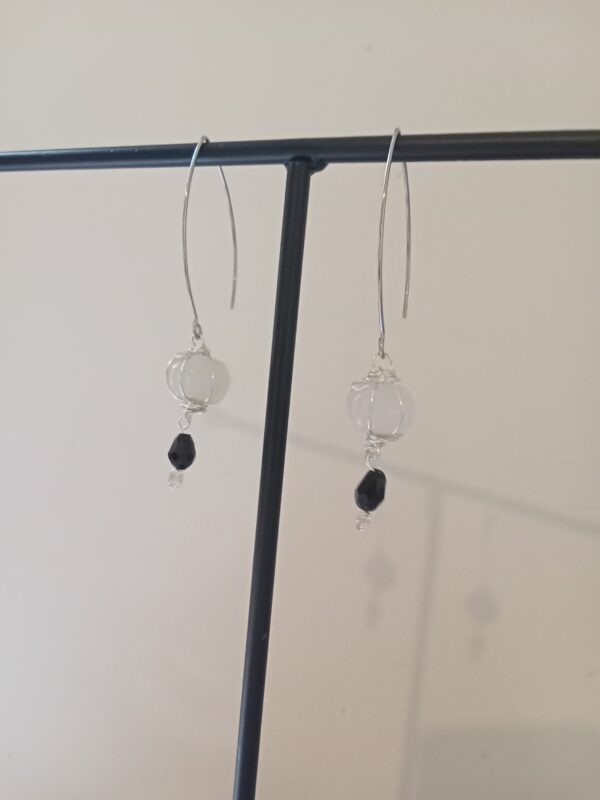 Paire de boucles d'oreilles avec sa citrouille en jade blanc et sa perle de verre – Image 3