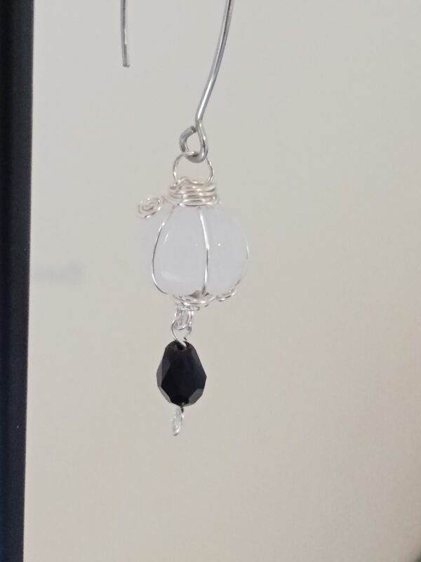 Paire de boucles d'oreilles avec sa citrouille en jade blanc et sa perle de verre – Image 7