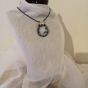 Pendentif camée avec sa couronne de perles, sa bélière tissée et son collier