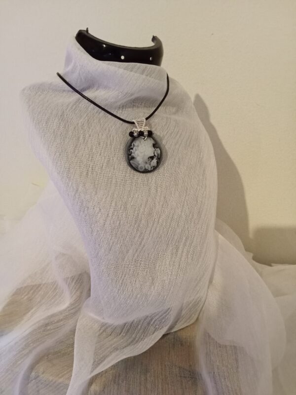 Pendentif camée avec sa couronne de perles, sa bélière tissée et son collier