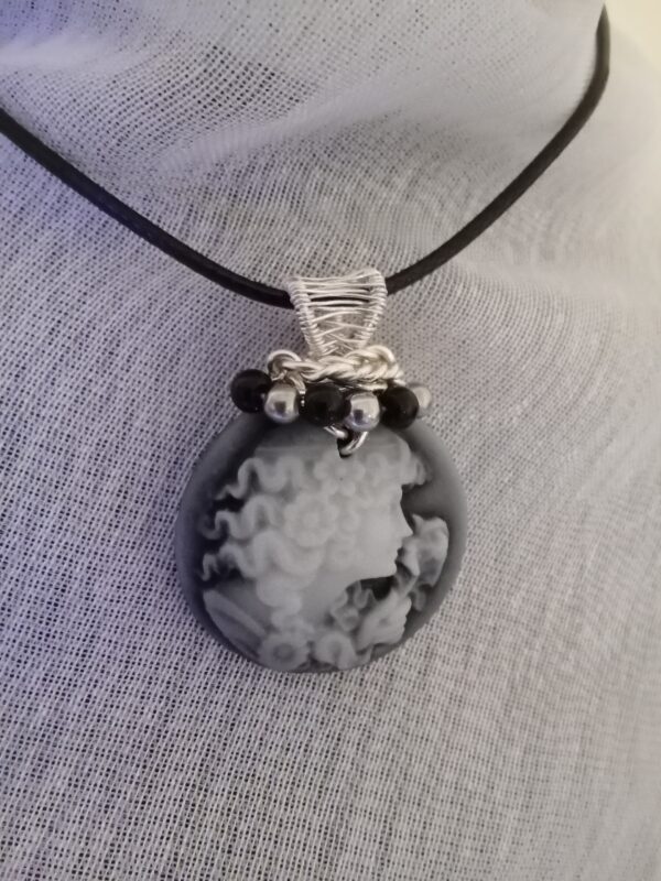 Pendentif camée avec sa couronne de perles, sa bélière tissée et son collier – Image 2