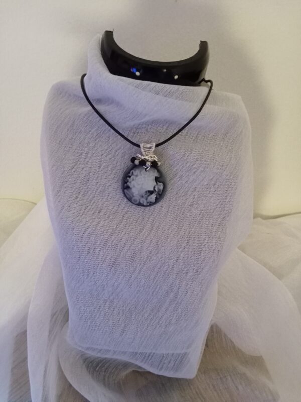 Pendentif camée avec sa couronne de perles, sa bélière tissée et son collier – Image 9