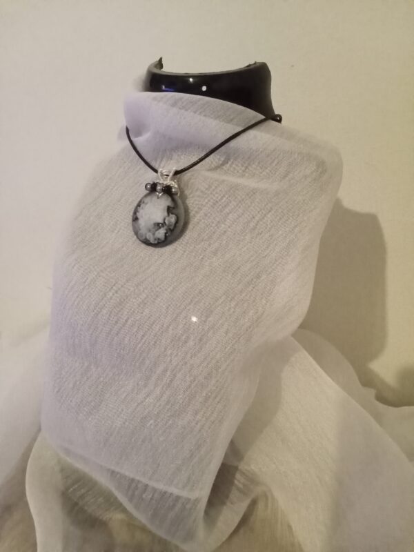 Pendentif camée avec sa couronne de perles, sa bélière tissée et son collier – Image 8