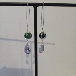 Paire de boucles d'oreilles avec sa citrouille verte imitation Malachite et sa goutte argentée