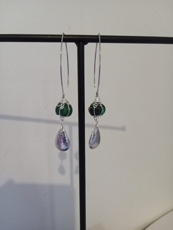 Paire de boucles d'oreilles avec sa citrouille verte imitation Malachite et sa goutte argentée