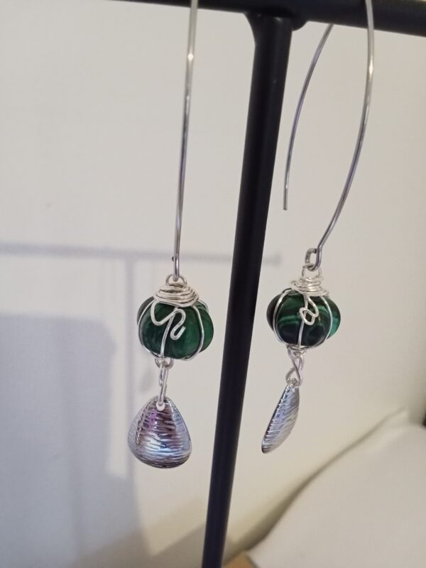 Paire de boucles d'oreilles avec sa citrouille verte imitation Malachite et sa goutte argentée – Image 3