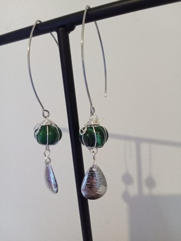 Paire de boucles d'oreilles avec sa citrouille verte imitation Malachite et sa goutte argentée – Image 4