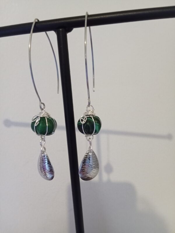 Paire de boucles d'oreilles avec sa citrouille verte imitation Malachite et sa goutte argentée – Image 5