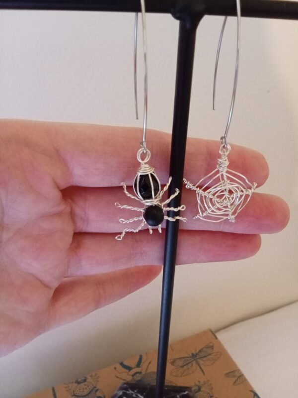 Paire de boucles d'oreilles dépareillée avec son araignée de perles en verre et sa toile – Image 5