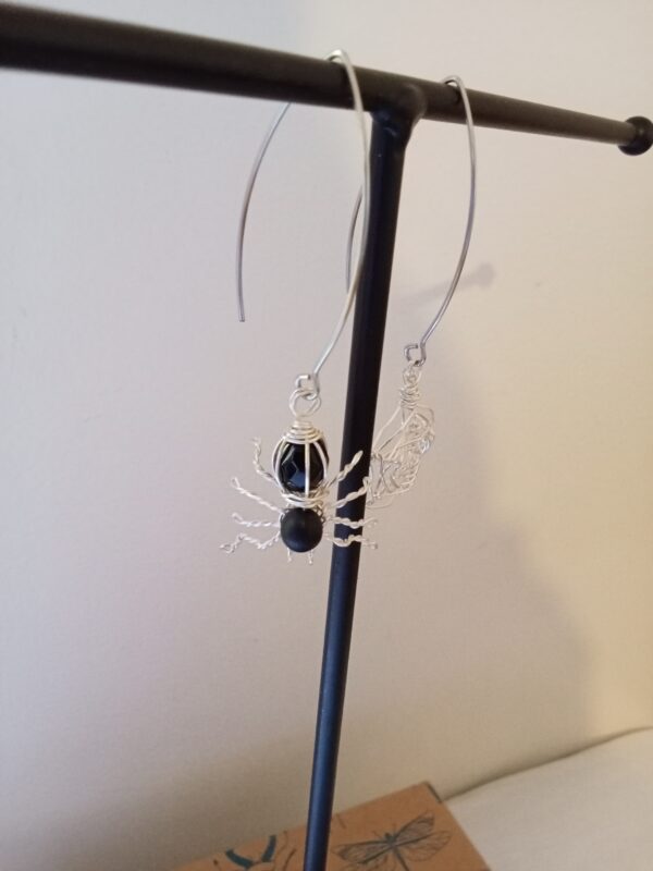 Paire de boucles d'oreilles dépareillée avec son araignée de perles en verre et sa toile – Image 9