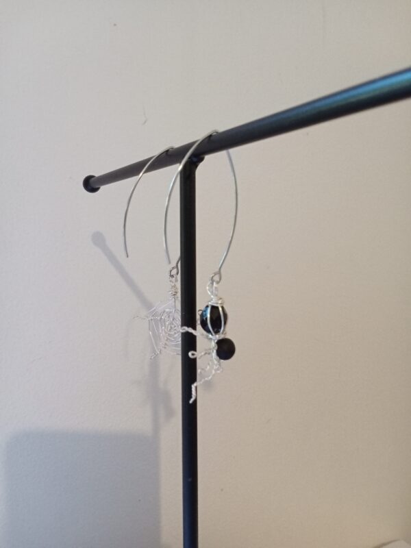 Paire de boucles d'oreilles dépareillée avec son araignée de perles en verre et sa toile – Image 4