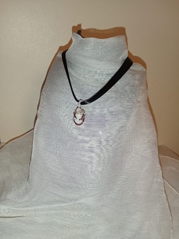 Collier type "choker" avec son Camée Lie de vin et sa couronne – Image 5