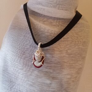 Collier type "choker" avec son Camée Lie de vin et sa couronne