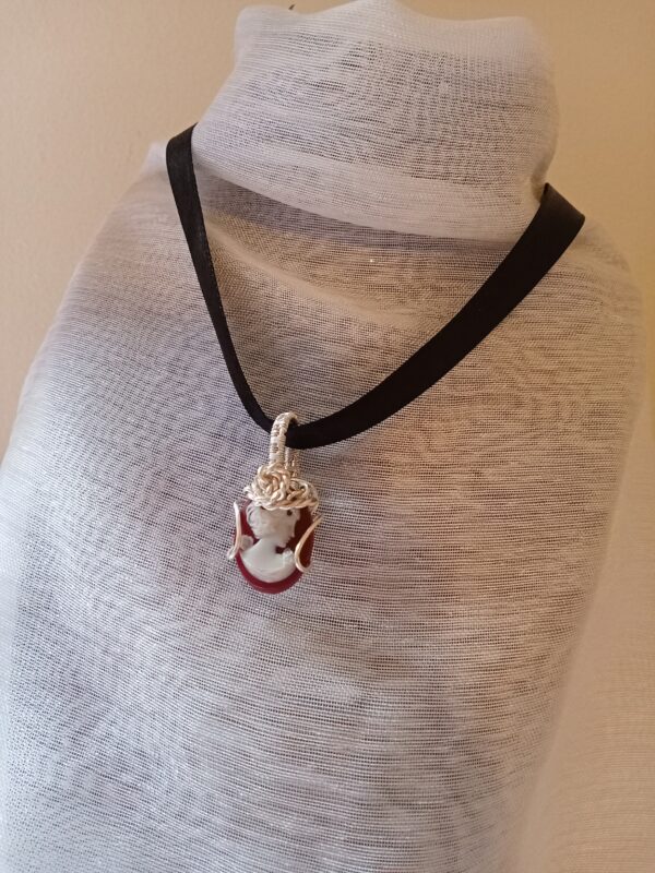 Collier type "choker" avec son Camée Lie de vin et sa couronne