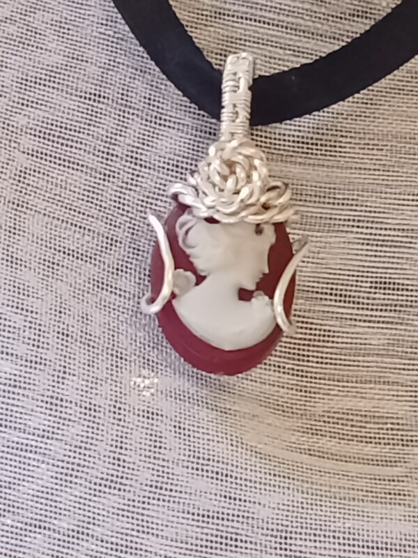 Collier type "choker" avec son Camée Lie de vin et sa couronne – Image 2