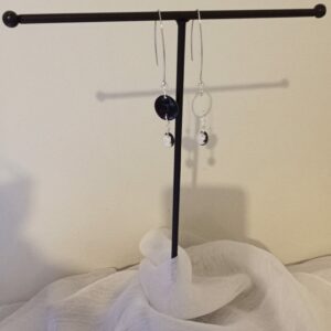 Paire de boucles d'oreilles dépareillée en noir et blanc avec son Camée et son cabochon