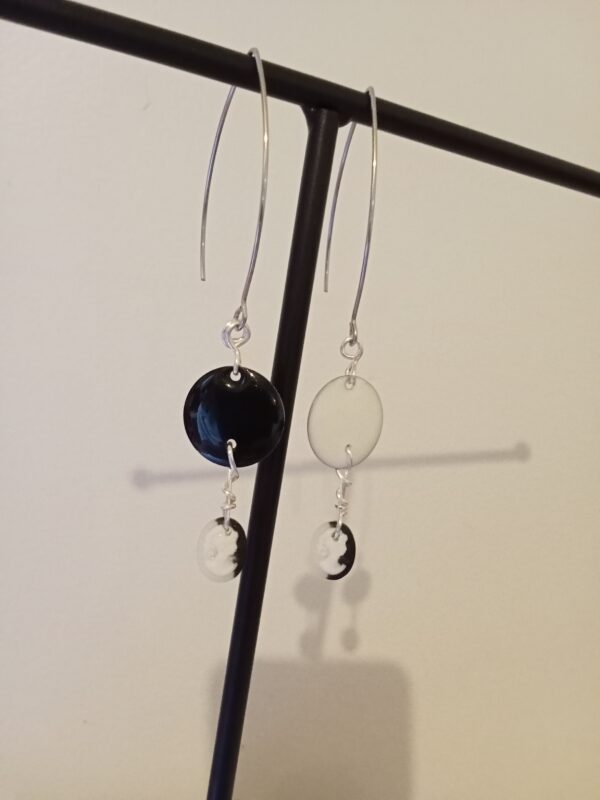 Paire de boucles d'oreilles dépareillée en noir et blanc avec son Camée et son cabochon – Image 6