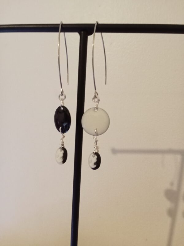 Paire de boucles d'oreilles dépareillée en noir et blanc avec son Camée et son cabochon – Image 7