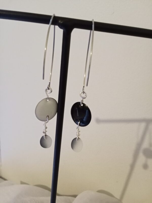 Paire de boucles d'oreilles dépareillée en noir et blanc avec son Camée et son cabochon – Image 8