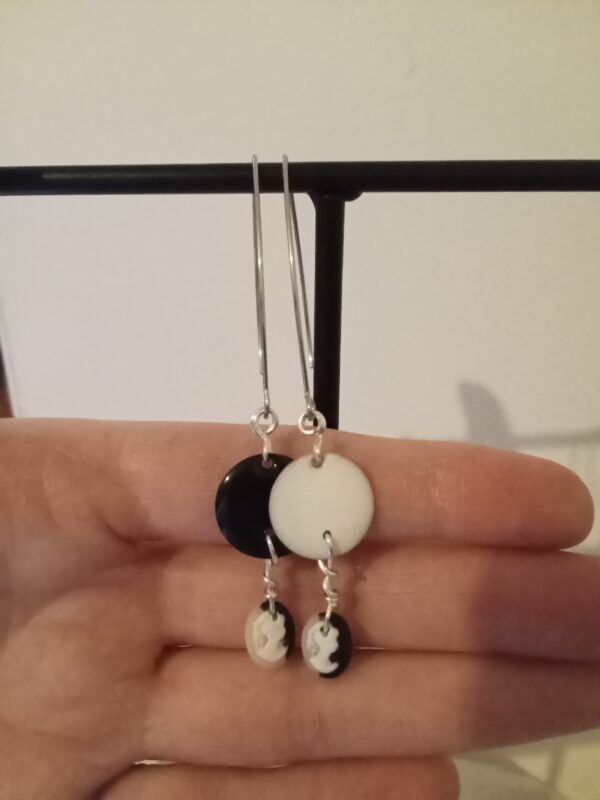 Paire de boucles d'oreilles dépareillée en noir et blanc avec son Camée et son cabochon – Image 2