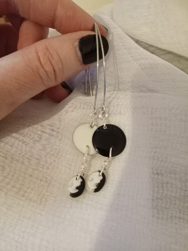 Paire de boucles d'oreilles dépareillée en noir et blanc avec son Camée et son cabochon – Image 3