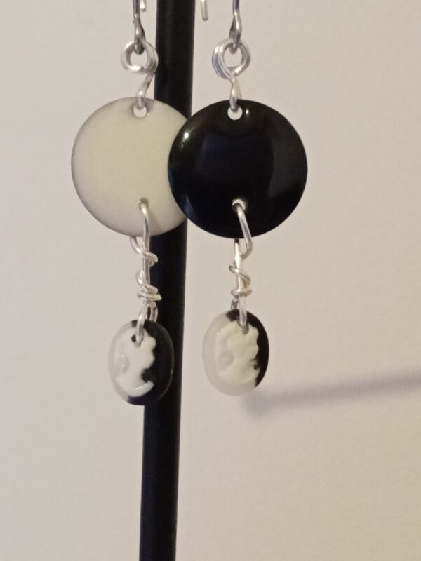 Paire de boucles d'oreilles dépareillée en noir et blanc avec son Camée et son cabochon – Image 5