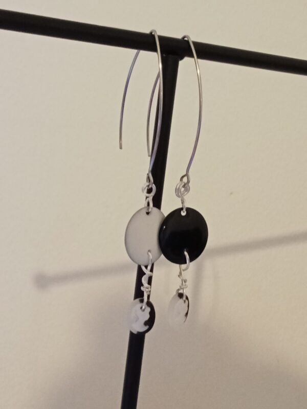 Paire de boucles d'oreilles dépareillée en noir et blanc avec son Camée et son cabochon – Image 4
