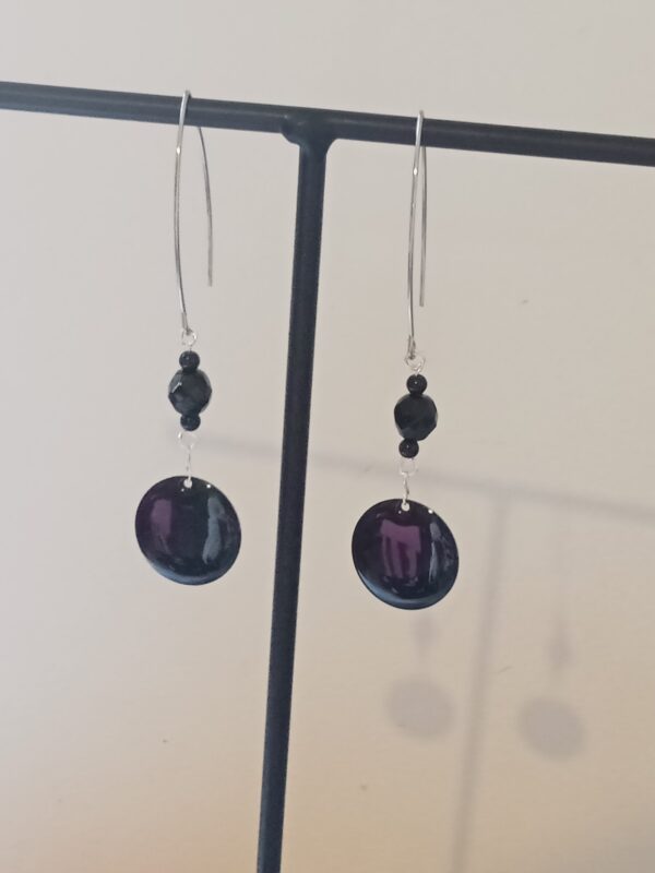 Paire de boucles d'oreilles minimaliste avec ses perles noires et son rond en résine époxy noire – Image 7