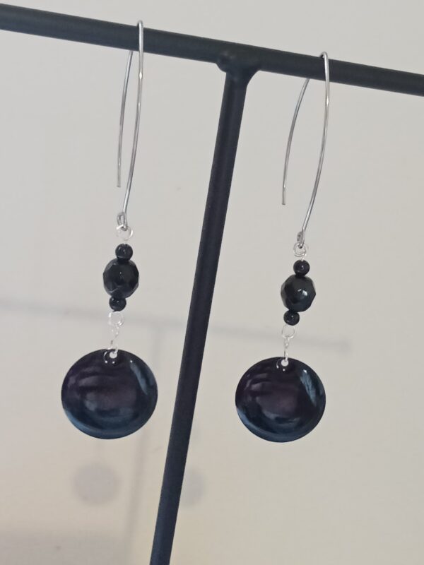 Paire de boucles d'oreilles minimaliste avec ses perles noires et son rond en résine époxy noire – Image 6