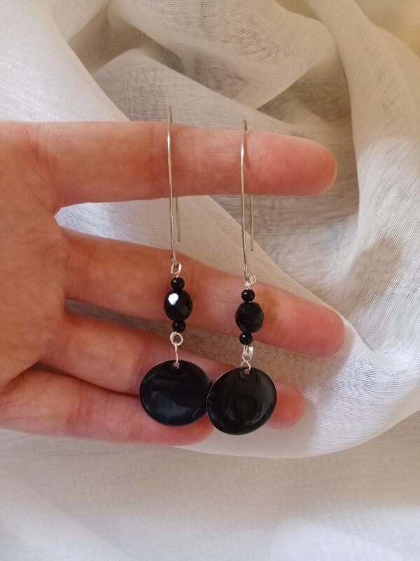 Paire de boucles d'oreilles minimaliste avec ses perles noires et son rond en résine époxy noire – Image 5