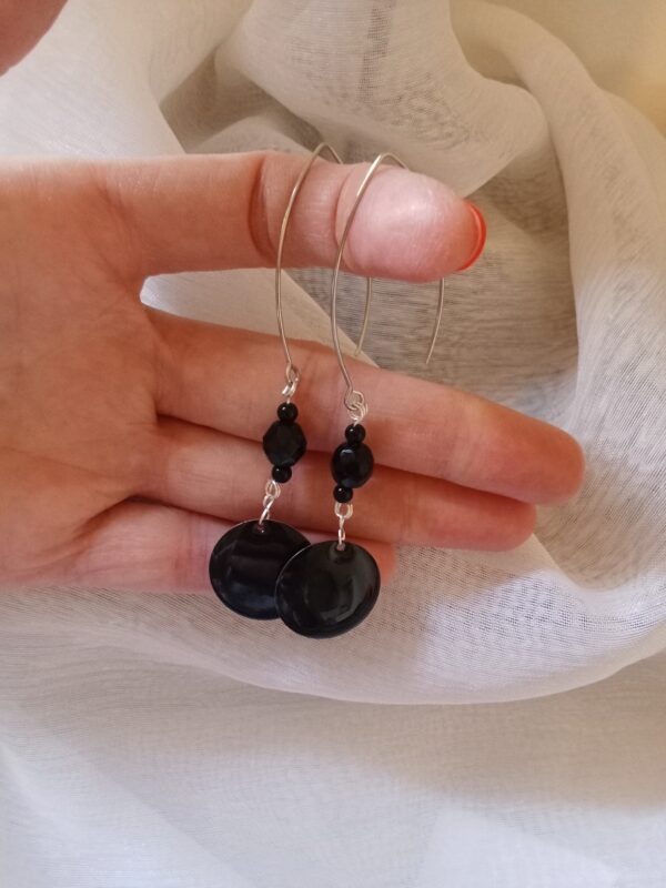 Paire de boucles d'oreilles minimaliste avec ses perles noires et son rond en résine époxy noire – Image 4