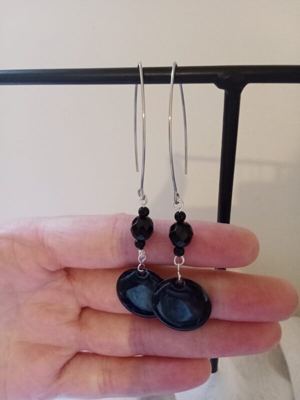 Paire de boucles d'oreilles minimaliste avec ses perles noires et son rond en résine époxy noire – Image 8