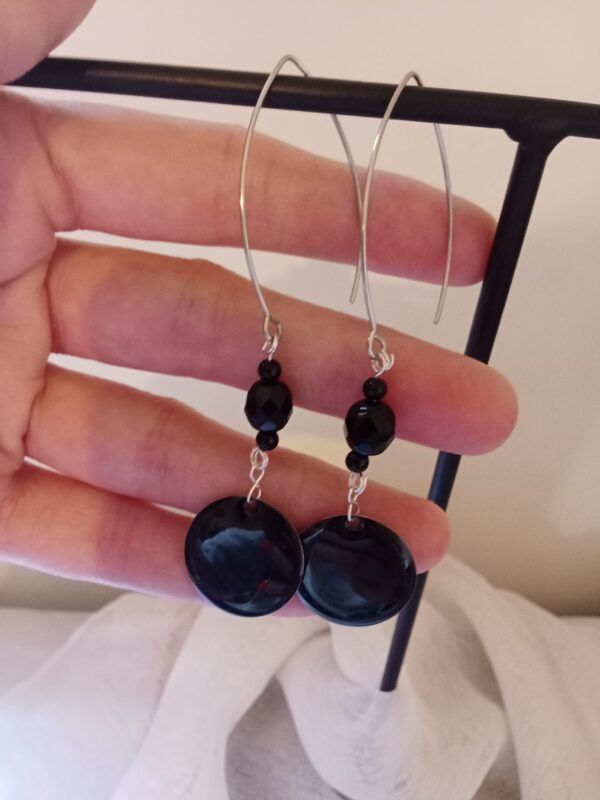 Paire de boucles d'oreilles minimaliste avec ses perles noires et son rond en résine époxy noire – Image 3