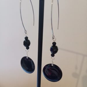 Paire de boucles d'oreilles minimaliste avec ses perles noires et son rond en résine époxy noire