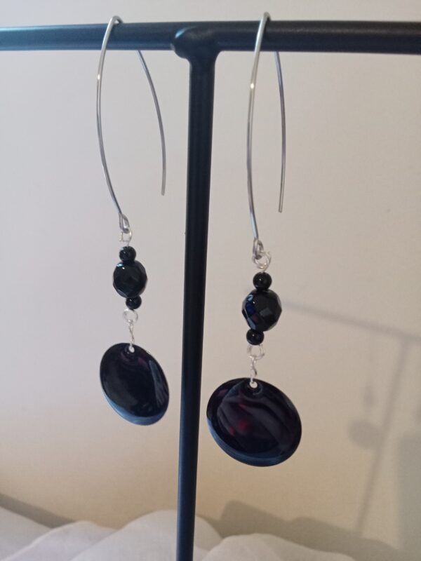 Paire de boucles d'oreilles minimaliste avec ses perles noires et son rond en résine époxy noire