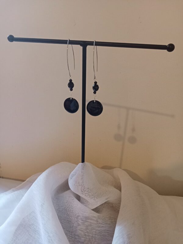 Paire de boucles d'oreilles minimaliste avec ses perles noires et son rond en résine époxy noire – Image 2