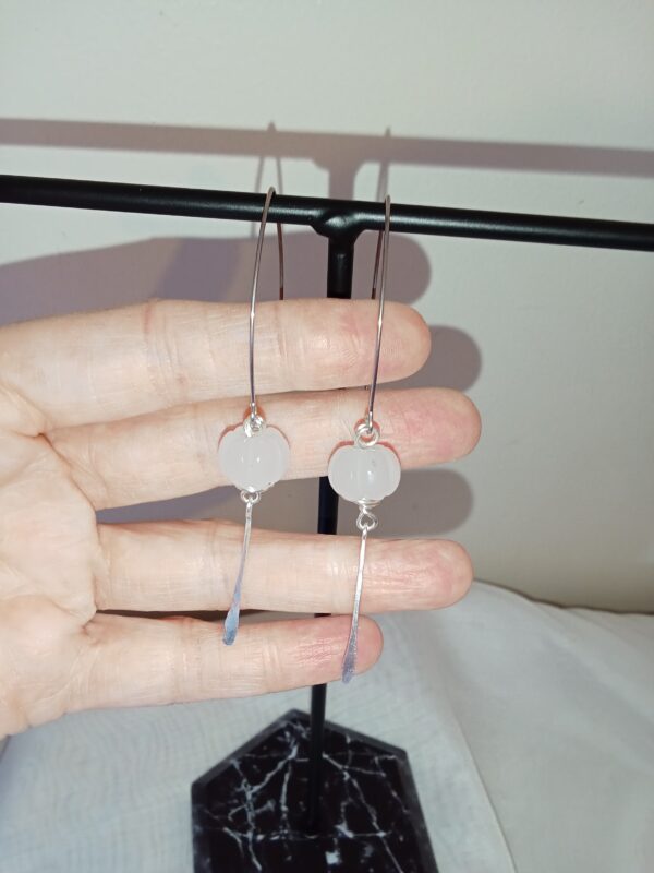 Paire de boucles d'oreilles avec sa citrouille en jade blanc et son fil de cuivre texturé – Image 6