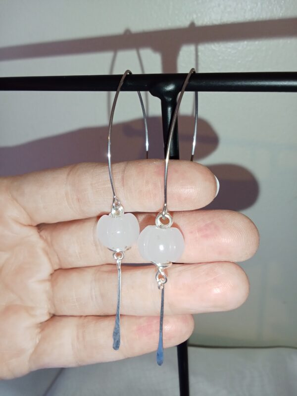 Paire de boucles d'oreilles avec sa citrouille en jade blanc et son fil de cuivre texturé – Image 7