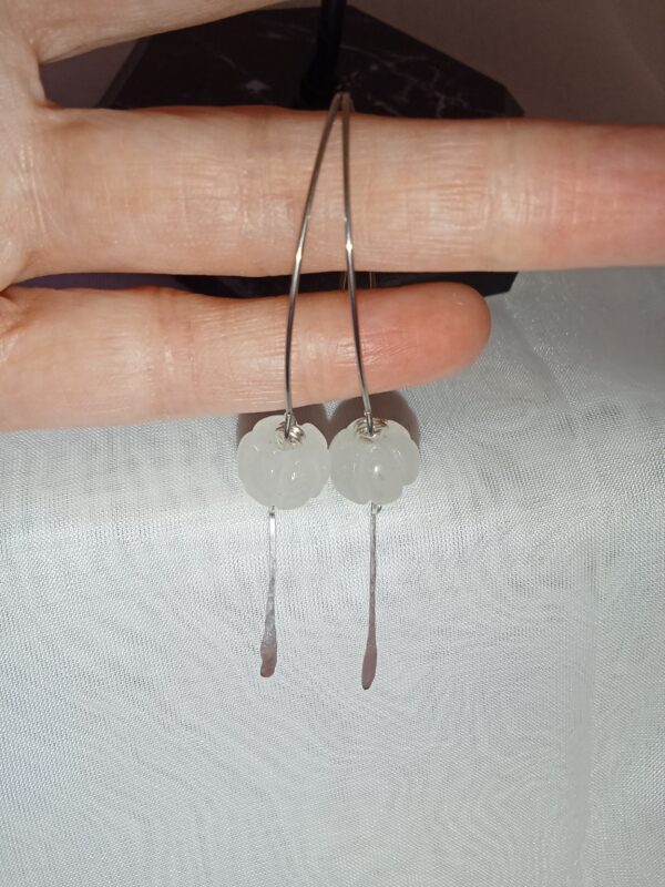 Paire de boucles d'oreilles avec sa citrouille en jade blanc et son fil de cuivre texturé