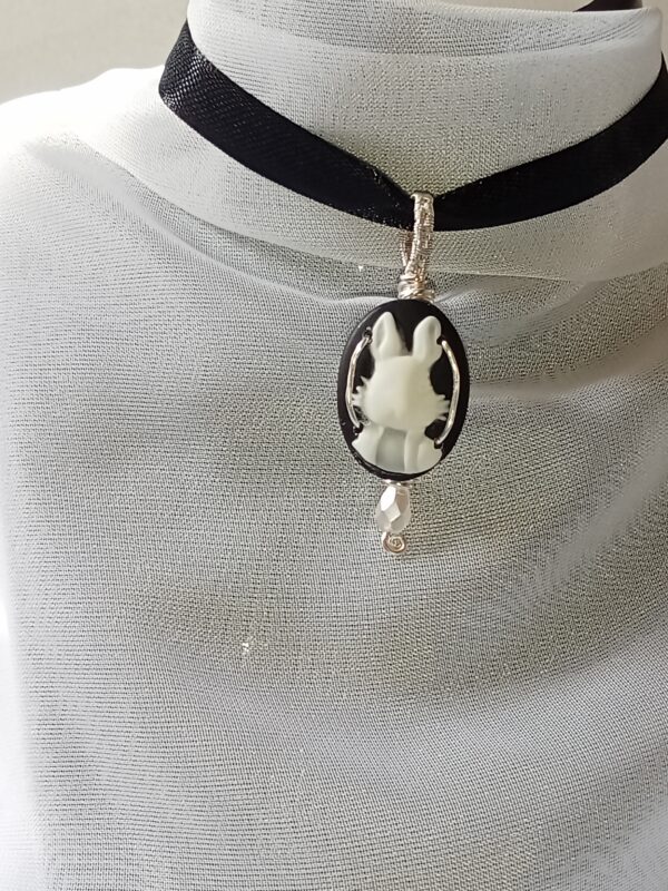 Collier type "choker" avec son Camée Lapin et sa perle de verre en forme de goutte – Image 2