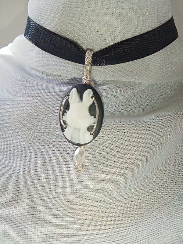 Collier type "choker" avec son Camée Lapin et sa perle de verre en forme de goutte – Image 4