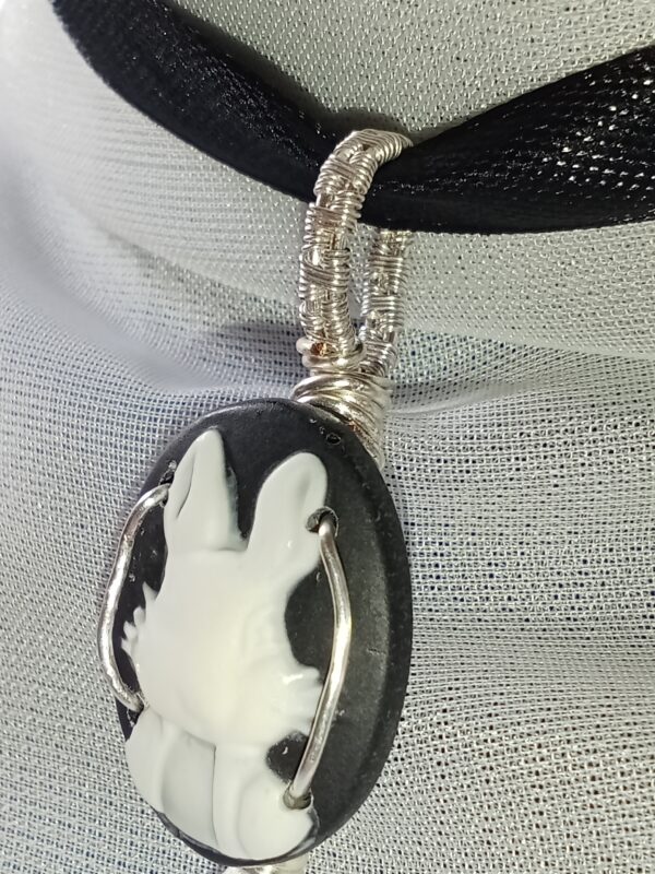 Collier type "choker" avec son Camée Lapin et sa perle de verre en forme de goutte – Image 5