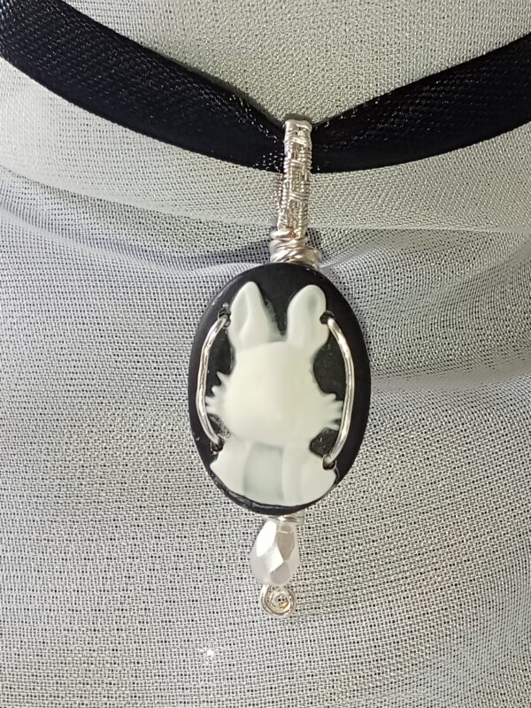 Collier type "choker" avec son Camée Lapin et sa perle de verre en forme de goutte – Image 3