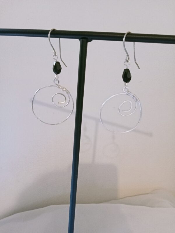 Paire de boucles d'oreilles pendante avec son fil martelé et sa perle de verre – Image 6